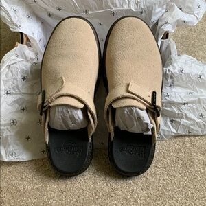 NIB Dr. Martens Carlson clogs in Warm Sand